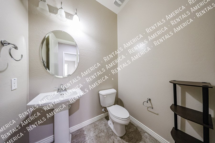 Spacious 4-Bedroom Home with Pool & Home Theater in Layton Lakes property image