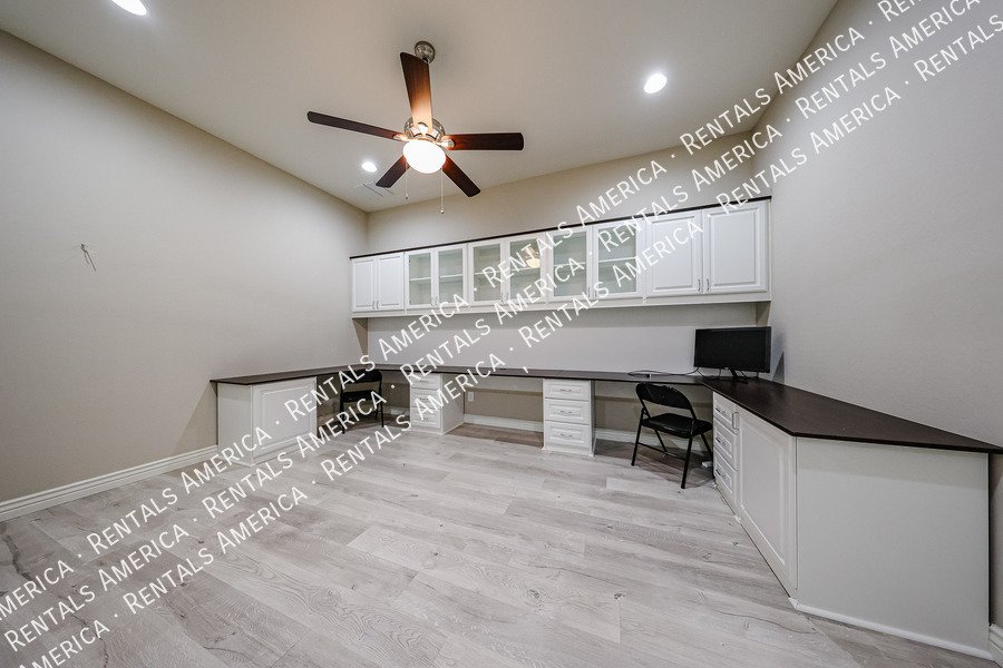 Spacious 4-Bedroom Home with Pool & Home Theater in Layton Lakes property image