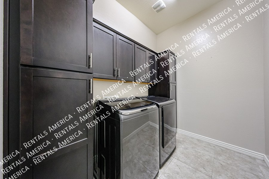 Spacious 4-Bedroom Home with Pool & Home Theater in Layton Lakes property image