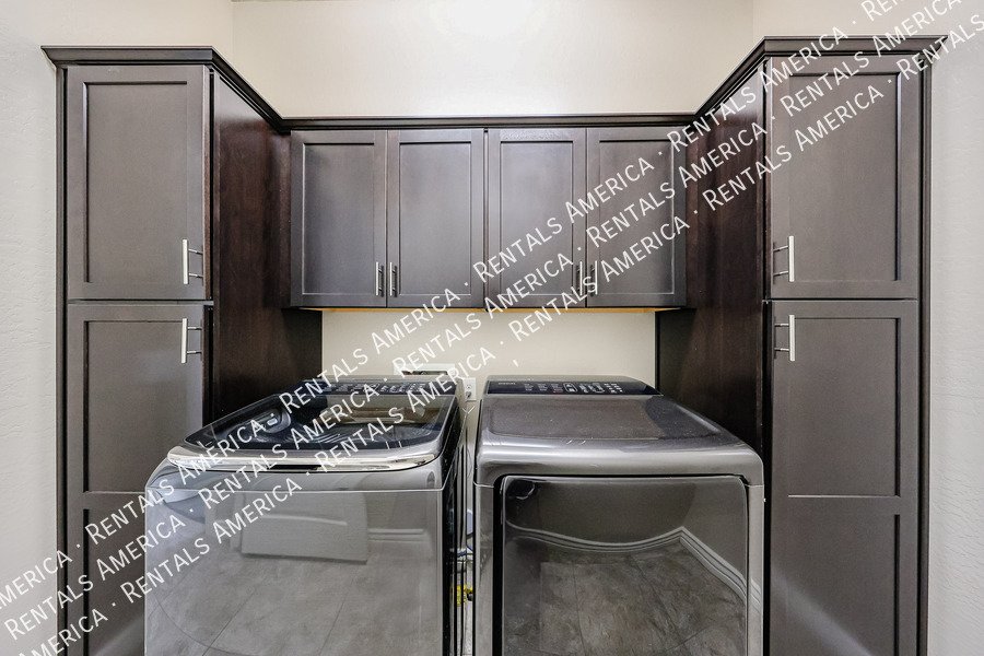 Spacious 4-Bedroom Home with Pool & Home Theater in Layton Lakes property image