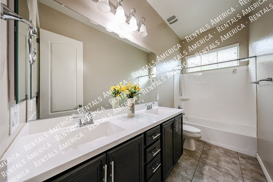 Spacious 4-Bedroom Home with Pool & Home Theater in Layton Lakes property image