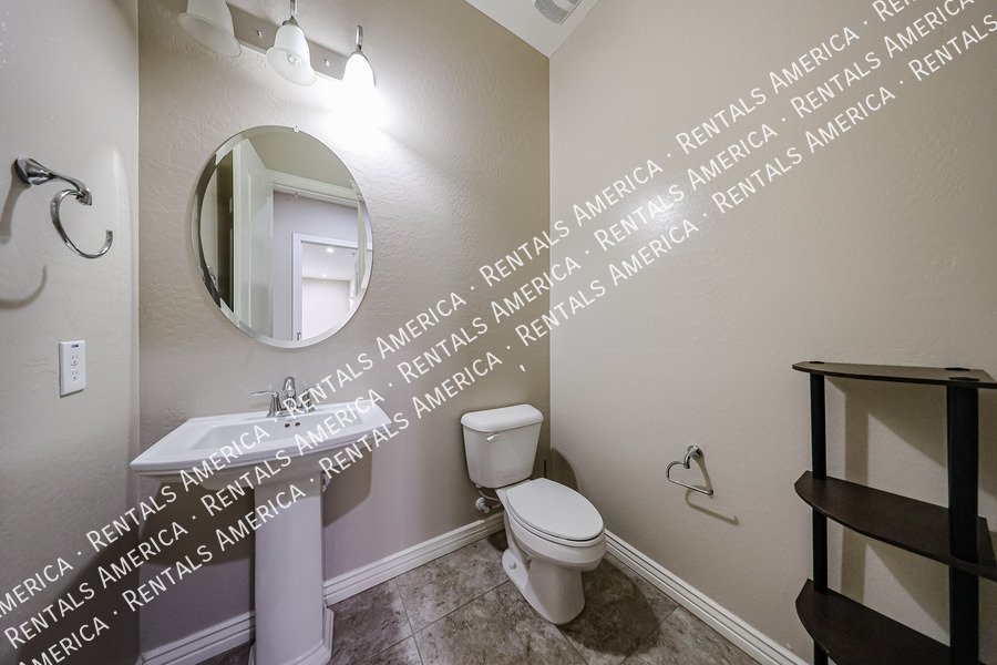 Spacious 4-Bedroom Home with Pool & Home Theater in Layton Lakes property image