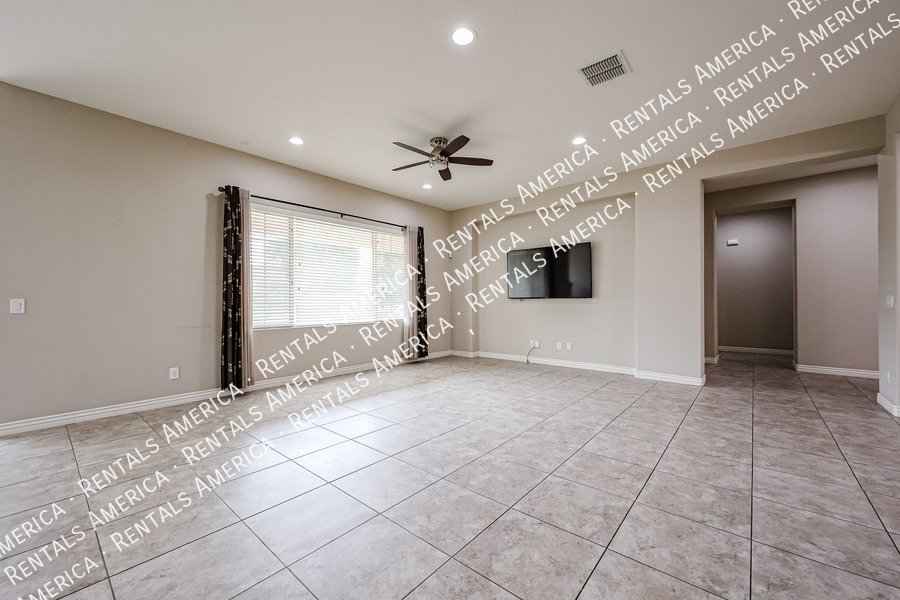 Spacious 4-Bedroom Home with Pool & Home Theater in Layton Lakes property image