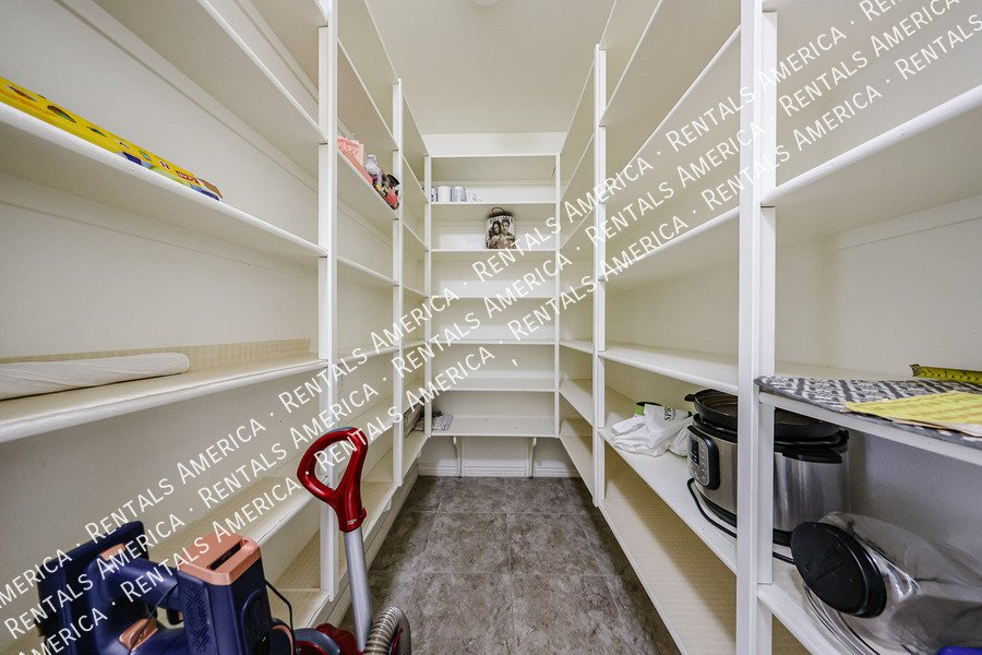 Spacious 4-Bedroom Home with Pool & Home Theater in Layton Lakes property image