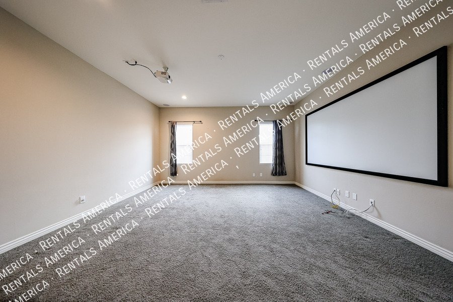 Spacious 4-Bedroom Home with Pool & Home Theater in Layton Lakes property image