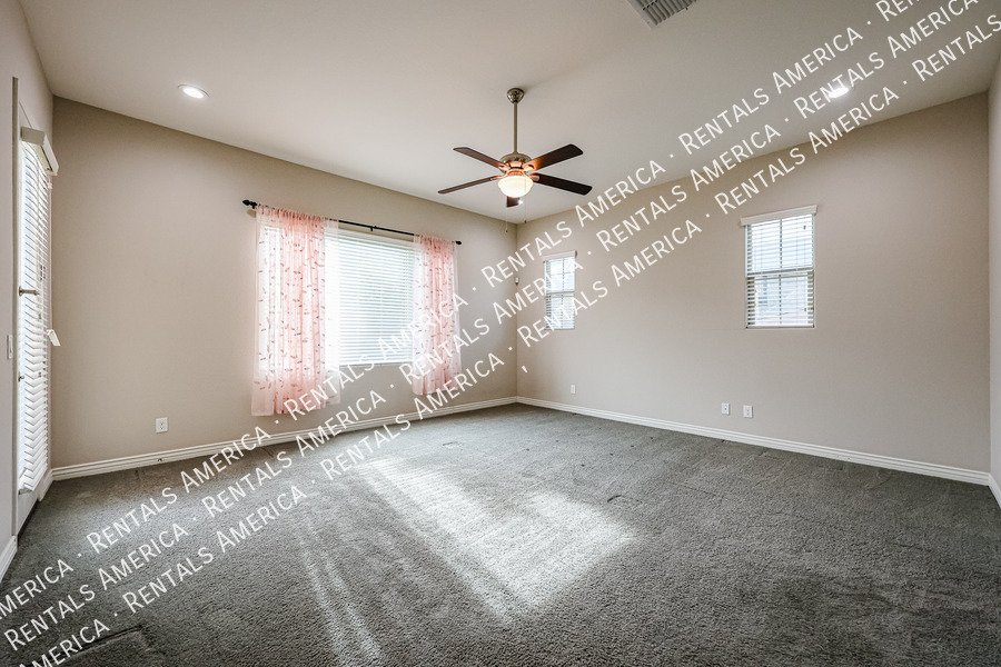 Spacious 4-Bedroom Home with Pool & Home Theater in Layton Lakes property image