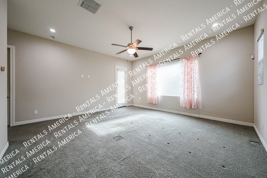 Spacious 4-Bedroom Home with Pool & Home Theater in Layton Lakes property image