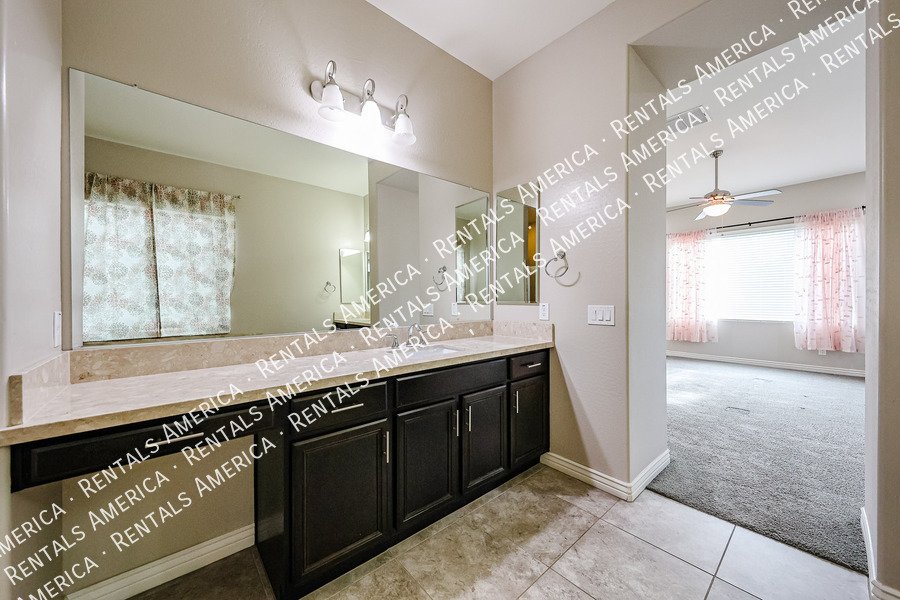 Spacious 4-Bedroom Home with Pool & Home Theater in Layton Lakes property image