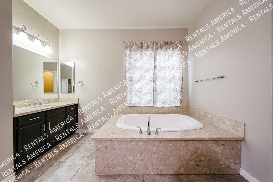 Spacious 4-Bedroom Home with Pool & Home Theater in Layton Lakes property image