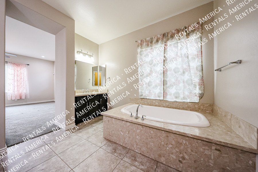 Spacious 4-Bedroom Home with Pool & Home Theater in Layton Lakes property image