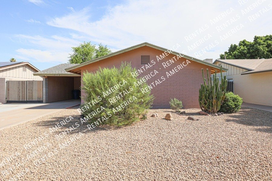 Available! 3 bed 2 bath Nice Yard Tempe property image