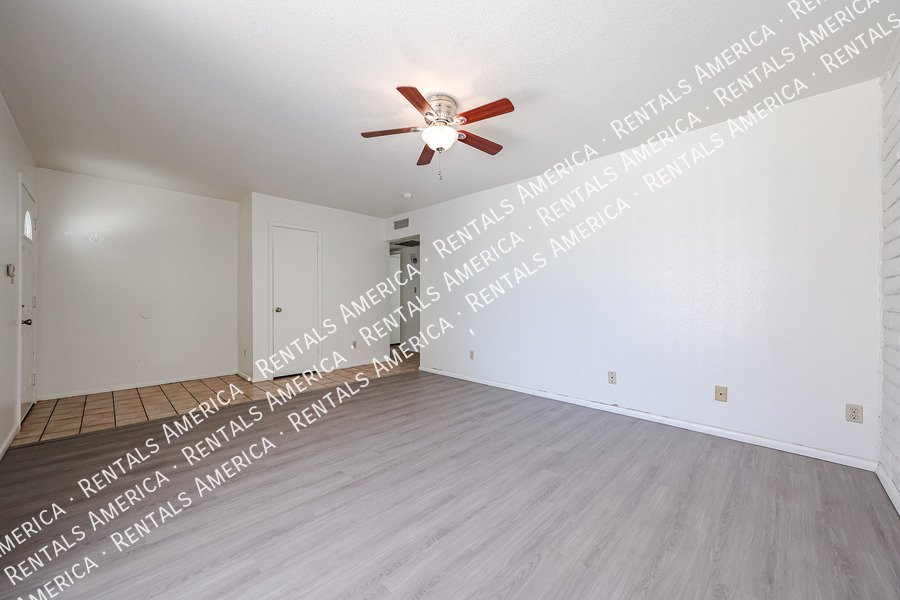 Available! 3 bed 2 bath Nice Yard Tempe property image