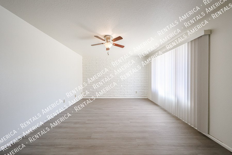 Available! 3 bed 2 bath Nice Yard Tempe property image