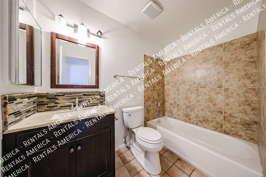 Available! 3 bed 2 bath Nice Yard Tempe property image