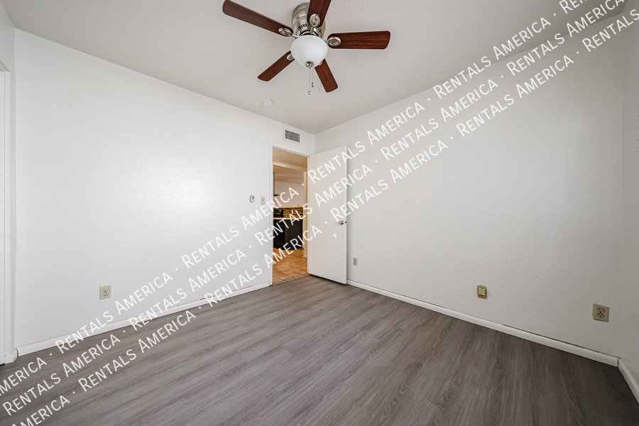 Available! 3 bed 2 bath Nice Yard Tempe property image