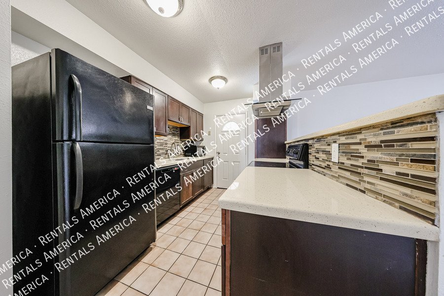 Available! 3 bed 2 bath Nice Yard Tempe property image