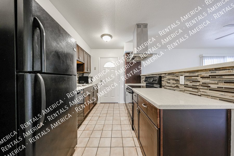 Available! 3 bed 2 bath Nice Yard Tempe property image