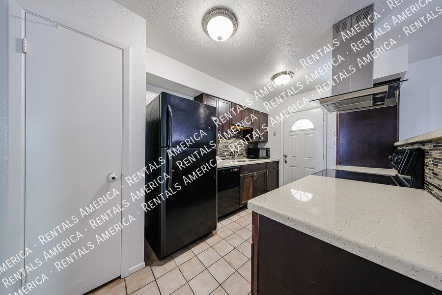 Available! 3 bed 2 bath Nice Yard Tempe property image