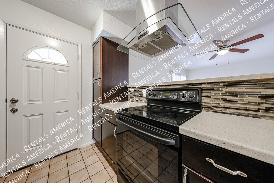 Available! 3 bed 2 bath Nice Yard Tempe property image