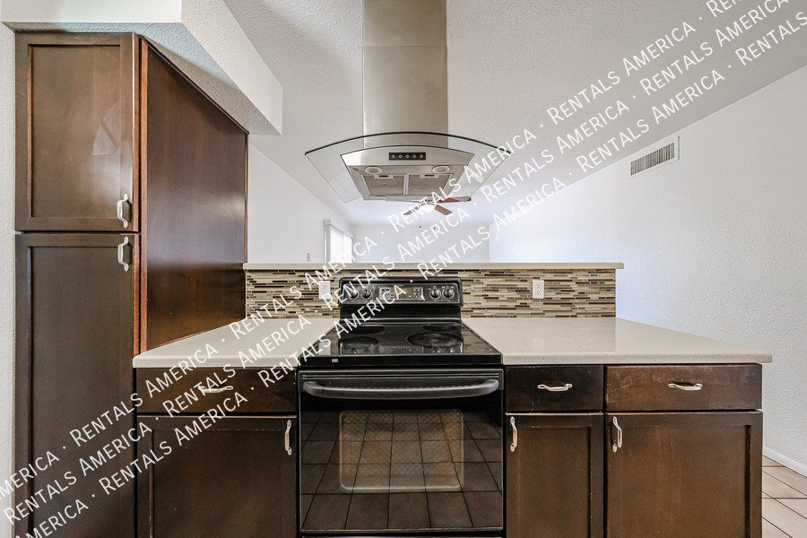 Available! 3 bed 2 bath Nice Yard Tempe property image