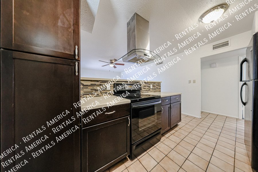 Available! 3 bed 2 bath Nice Yard Tempe property image