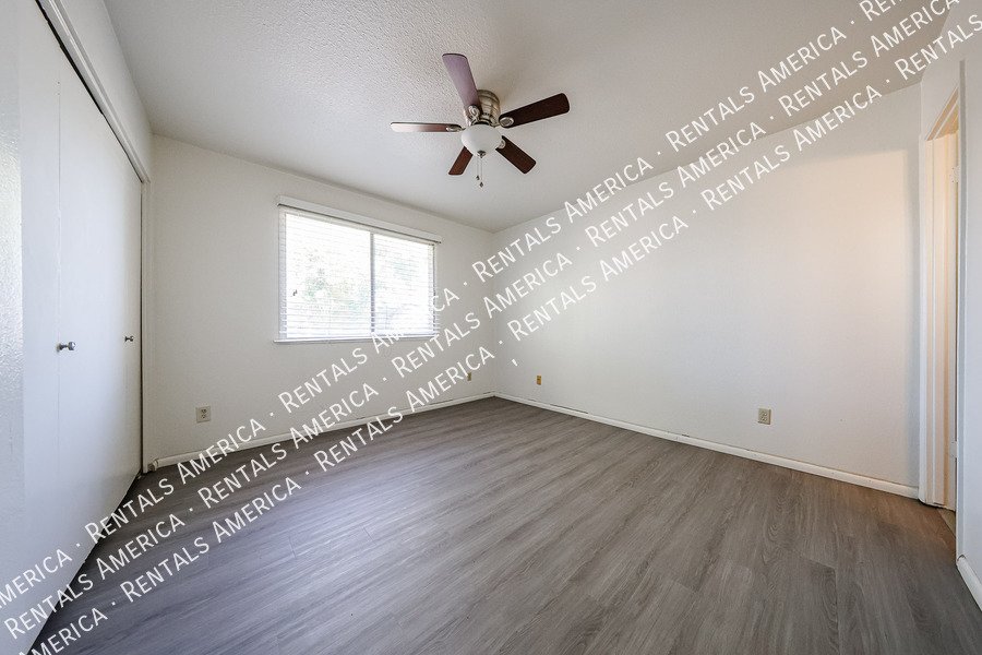 Available! 3 bed 2 bath Nice Yard Tempe property image