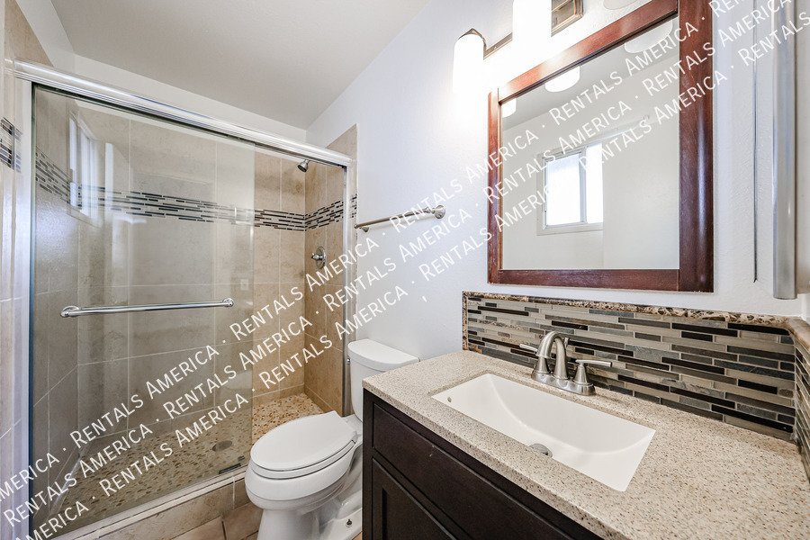 Available! 3 bed 2 bath Nice Yard Tempe property image