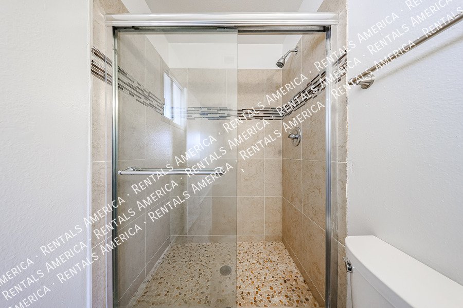 Available! 3 bed 2 bath Nice Yard Tempe property image