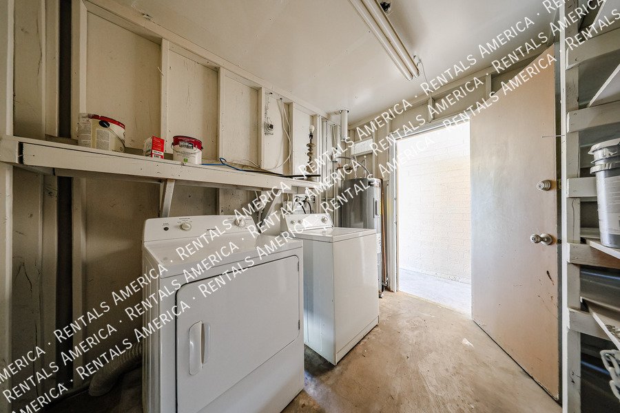 Available! 3 bed 2 bath Nice Yard Tempe property image