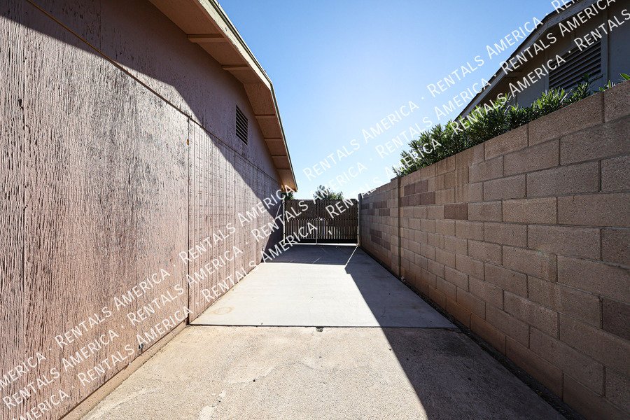 Available! 3 bed 2 bath Nice Yard Tempe property image