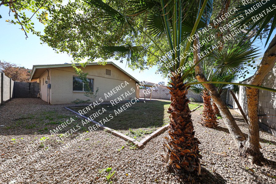 Available! 3 bed 2 bath Nice Yard Tempe property image