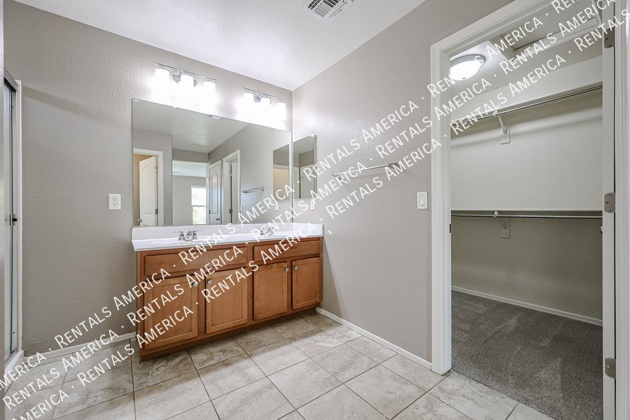 you wont want to miss out on this 3 bed/2.5 Bath home in Chandler! property image