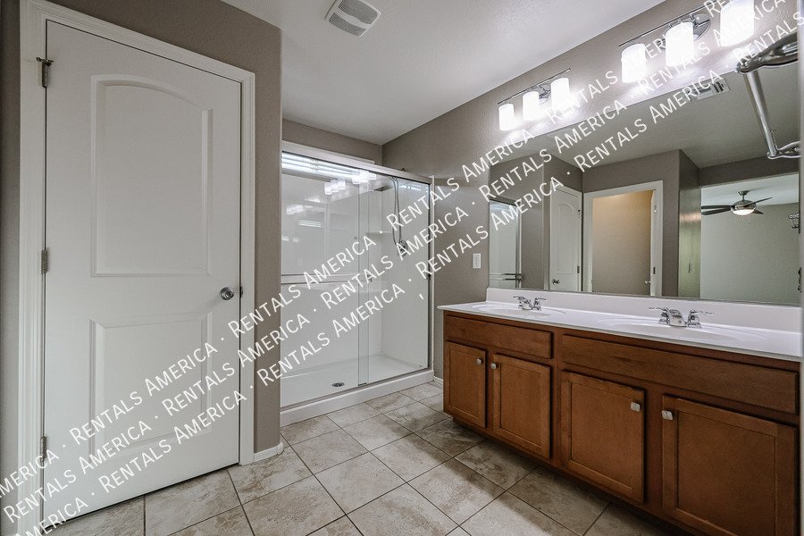 you wont want to miss out on this 3 bed/2.5 Bath home in Chandler! property image