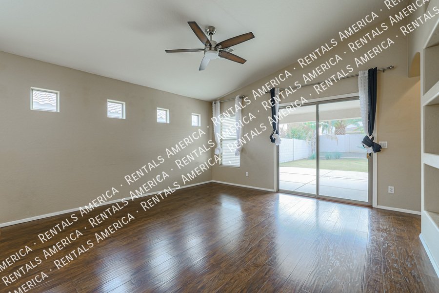 Move in Ready ~ Gilbert 3/2 with Office/Den ~ New Carpet! property image