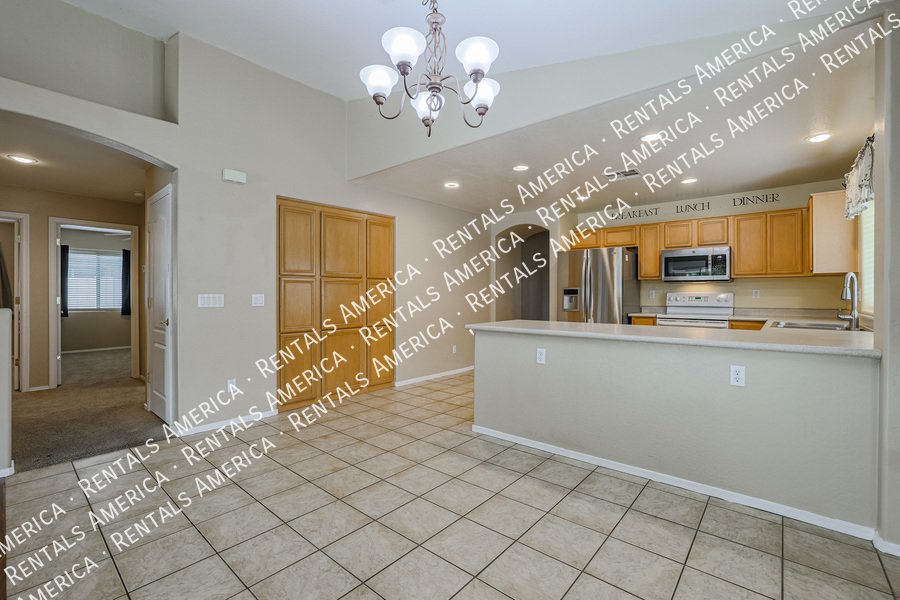 Move in Ready ~ Gilbert 3/2 with Office/Den ~ New Carpet! property image