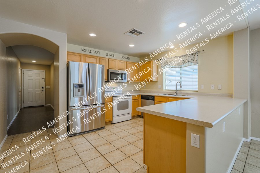 Move in Ready ~ Gilbert 3/2 with Office/Den ~ New Carpet! property image