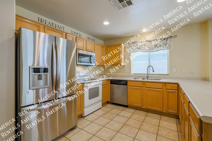 Move in Ready ~ Gilbert 3/2 with Office/Den ~ New Carpet! property image