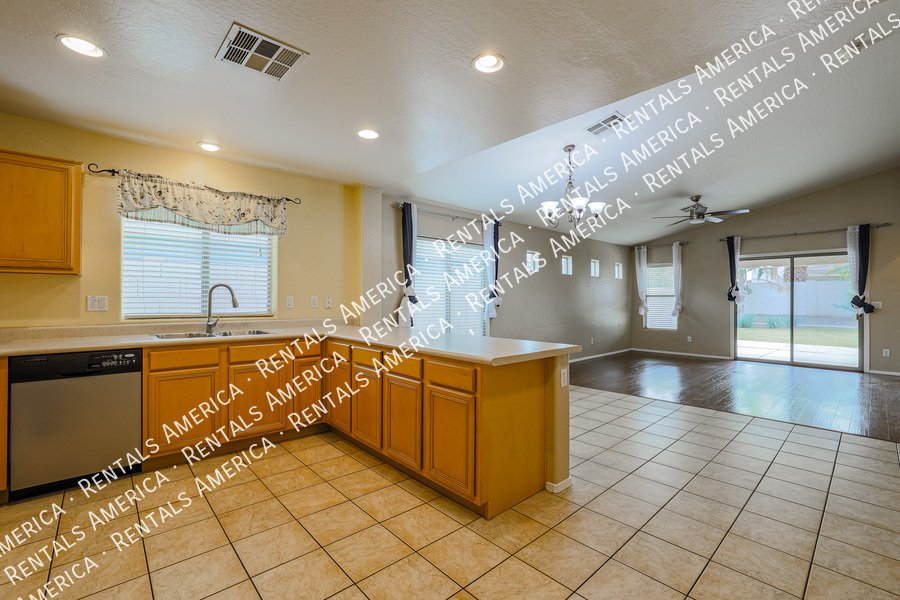 Move in Ready ~ Gilbert 3/2 with Office/Den ~ New Carpet! property image