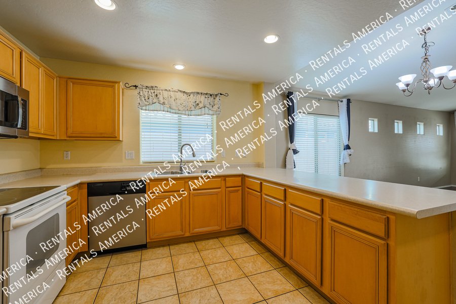 Move in Ready ~ Gilbert 3/2 with Office/Den ~ New Carpet! property image