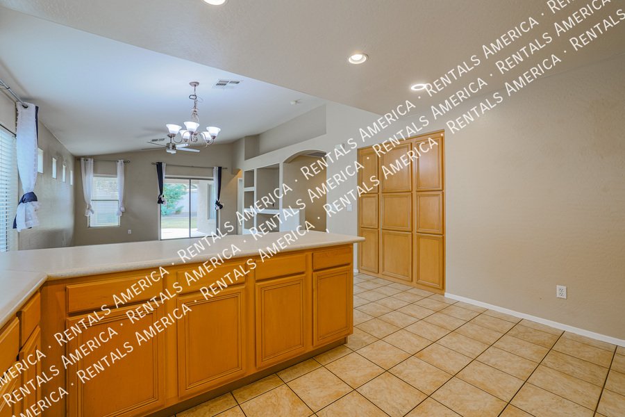 Move in Ready ~ Gilbert 3/2 with Office/Den ~ New Carpet! property image