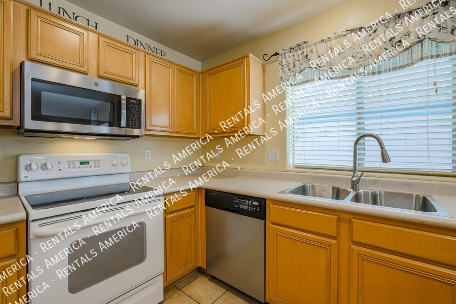 Move in Ready ~ Gilbert 3/2 with Office/Den ~ New Carpet! property image