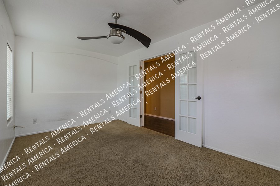 Move in Ready ~ Gilbert 3/2 with Office/Den ~ New Carpet! property image