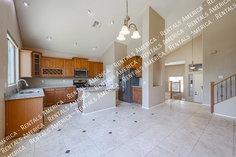 Gorgeous 4bed, 3 bath + TWO BONUS ROOMS in N Phx property image