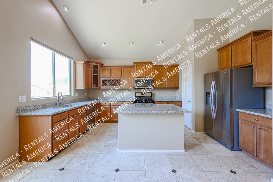 Gorgeous 4bed, 3 bath + TWO BONUS ROOMS in N Phx property image