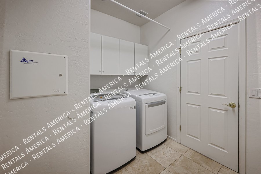 Gorgeous 4bed, 3 bath + TWO BONUS ROOMS in N Phx property image