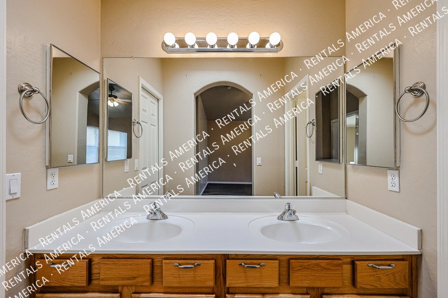 Available! 3 Bed 2.5 Bath Gated Community Amenities! property image