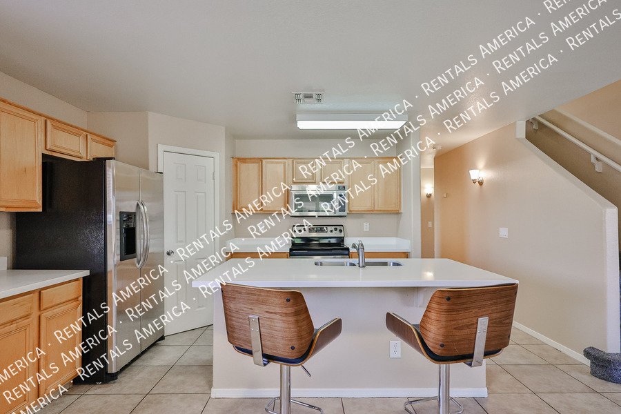 Availalbe! 4 Bed 3 Bath 2 Bonus Rooms Pool! property image