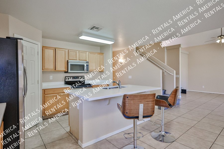 Availalbe! 4 Bed 3 Bath 2 Bonus Rooms Pool! property image