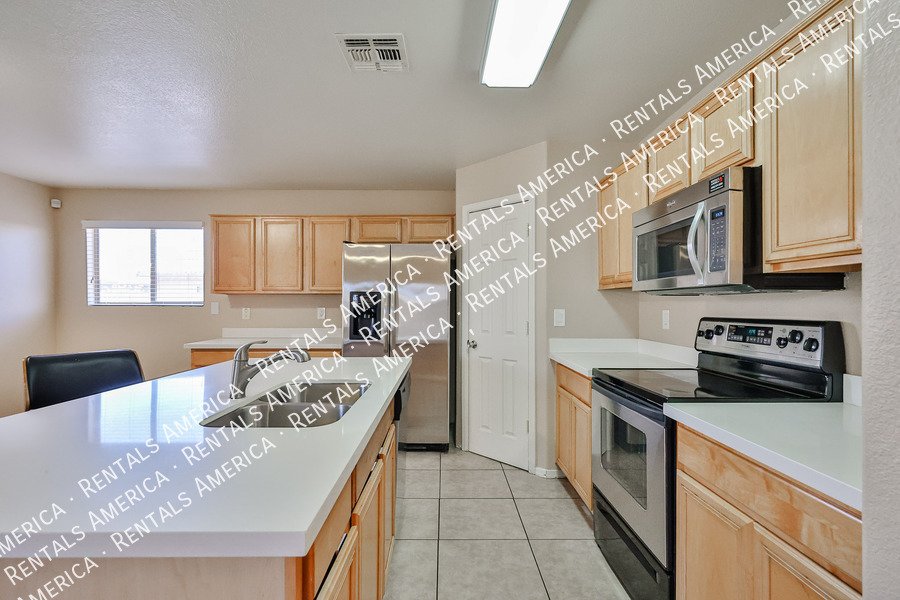 Availalbe! 4 Bed 3 Bath 2 Bonus Rooms Pool! property image