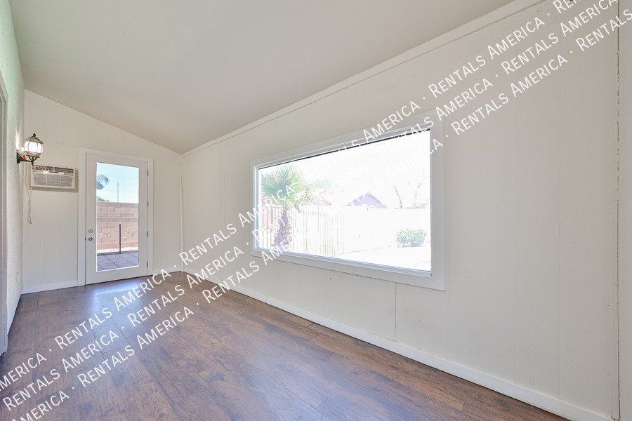 Availalbe! 4 Bed 3 Bath 2 Bonus Rooms Pool! property image